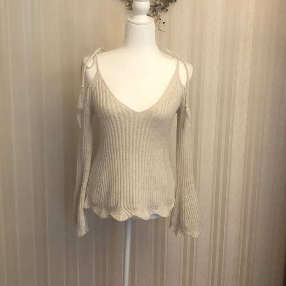 Romeo+Juliet Couture cold shoulder